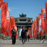 Für Russland ist das Gedenken an den sowjetischen Sieg über Nazideutschland ein wichtiger Feiertag. Hintergrund: Als in der Nacht vom 8. auf den 9. Mai die Kapitulation in Kraft trat, war es in Moskau schon nach Mitternacht, daher wird am 9. Mai gefeiert. Im ganzen Land finden Gedenkveranstaltungen und Paraden statt. Siegesparaden gibt es unter anderem in St. Petersburg, Wladiwostok und anderen großen Städten des Landes