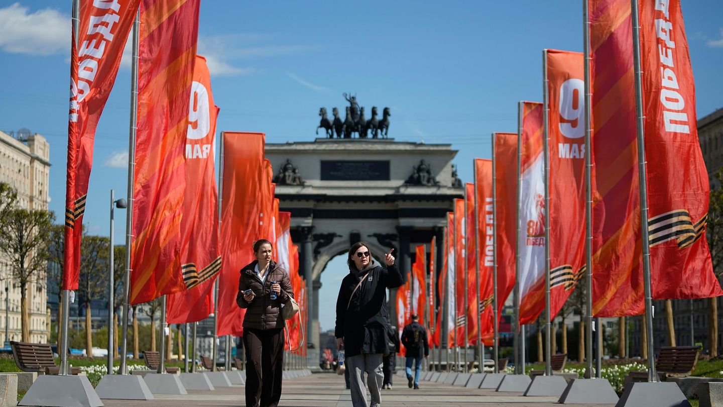Für Russland ist das Gedenken an den sowjetischen Sieg über Nazideutschland ein wichtiger Feiertag. Hintergrund: Als in der Nacht vom 8. auf den 9. Mai die Kapitulation in Kraft trat, war es in Moskau schon nach Mitternacht, daher wird am 9. Mai gefeiert. Im ganzen Land finden Gedenkveranstaltungen und Paraden statt. Siegesparaden gibt es unter anderem in St. Petersburg, Wladiwostok und anderen großen Städten des Landes