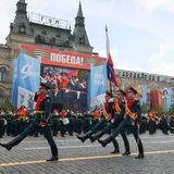 Am 9. Mai marschieren in Moskau jedes Jahr Tausende Soldaten bei einer großen Militärparade auf. Zahlreiche Staatsgäste reisen regelmäßig an. Panzer und anderes Kriegsgerät rollen über den Roten Platz. Laut Medienberichten könnte zum 80. Jahrestag auch die neue Mittelstreckenrakete "Oreschnit" präsentiert werden, die Kremlchef Wladimir Putin im vergangenen November erstmals im Krieg gegen die Ukraine testen ließ