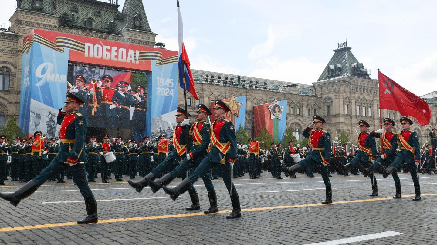Am 9. Mai marschieren in Moskau jedes Jahr Tausende Soldaten bei einer großen Militärparade auf. Zahlreiche Staatsgäste reisen regelmäßig an. Panzer und anderes Kriegsgerät rollen über den Roten Platz. Laut Medienberichten könnte zum 80. Jahrestag auch die neue Mittelstreckenrakete "Oreschnit" präsentiert werden, die Kremlchef Wladimir Putin im vergangenen November erstmals im Krieg gegen die Ukraine testen ließ