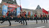 Am 9. Mai marschieren in Moskau jedes Jahr Tausende Soldaten bei einer großen Militärparade auf. Zahlreiche Staatsgäste reisen regelmäßig an. Panzer und anderes Kriegsgerät rollen über den Roten Platz. Laut Medienberichten könnte zum 80. Jahrestag auch die neue Mittelstreckenrakete "Oreschnit" präsentiert werden, die Kremlchef Wladimir Putin im vergangenen November erstmals im Krieg gegen die Ukraine testen ließ