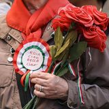 Noch vor Kriegsende in Europa, am 25. April, erheben sich in Italien Widerstandskämpfer gegen die deutschen Besatzer und den Faschismus. Kurz darauf wird Diktator Benito Mussolini hingerichtet. Der "Anniversario della Liberazione" ("Tag der Befreiung") ist in Italien ein gesetzlicher Feiertag. An diesem Tag feiern die Italiener die Befreiung ihres Landes durch Partisanen und Alliierte. Das Lied "Bella Ciao" gilt als Symbol der Partisanenbewegung