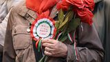 Noch vor Kriegsende in Europa, am 25. April, erheben sich in Italien Widerstandskämpfer gegen die deutschen Besatzer und den Faschismus. Kurz darauf wird Diktator Benito Mussolini hingerichtet. Der "Anniversario della Liberazione" ("Tag der Befreiung") ist in Italien ein gesetzlicher Feiertag. An diesem Tag feiern die Italiener die Befreiung ihres Landes durch Partisanen und Alliierte. Das Lied "Bella Ciao" gilt als Symbol der Partisanenbewegung