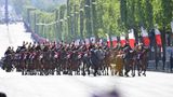 Frankreich feiert den 8. Mai mit der traditionellen Kranzniederlegung des Präsidenten am Grab des unbekannten Soldaten unter dem Arc de Triomphe und einer Militärparade auf der Champs-Élysées. Im ganzen Land erinnern Zeremonien und Gedenkfeiern an das Ende des Zweiten Weltkriegs, die Besatzung durch Nazi-Deutschland und den Sturz der Kollaborationsregierung des Vichy-Regimes