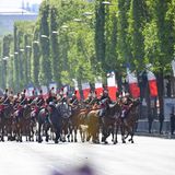 Frankreich feiert den 8. Mai mit der traditionellen Kranzniederlegung des Präsidenten am Grab des unbekannten Soldaten unter dem Arc de Triomphe und einer Militärparade auf der Champs-Élysées. Im ganzen Land erinnern Zeremonien und Gedenkfeiern an das Ende des Zweiten Weltkriegs, die Besatzung durch Nazi-Deutschland und den Sturz der Kollaborationsregierung des Vichy-Regimes