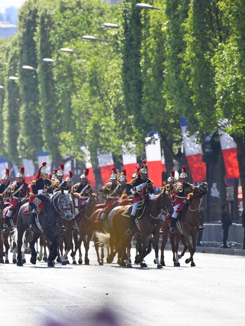 Frankreich feiert den 8. Mai mit der traditionellen Kranzniederlegung des Präsidenten am Grab des unbekannten Soldaten unter dem Arc de Triomphe und einer Militärparade auf der Champs-Élysées. Im ganzen Land erinnern Zeremonien und Gedenkfeiern an das Ende des Zweiten Weltkriegs, die Besatzung durch Nazi-Deutschland und den Sturz der Kollaborationsregierung des Vichy-Regimes