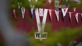 Der offizielle "VE Day", der Tag des Sieges in Europa, ist in Großbritannien der 8. Mai 1945. Er ist dort kein nationaler Feiertag und wird nur zu runden Jahrestagen gefeiert – so auch 2025 zum 80. Jubiläum. Bereits am 5. Mai zelebrierte das Land eine Militärparade in London, bei der auch die königliche Familie anwesend war. Die Worte des damaligen Premierministers Winston Churchill wurden verlesen und Militärflugzeuge und die "Red Arrows" flogen über die Stadt. Am Nachmittag lud König Charles III. Veteranen zu einer Teeparty in den Buckingham Palace ein. Für den 8. Mai sind ein Gottesdienst in der Westminster Abbey und ein großes Konzert vorgesehen. Die Pubs dürfen länger geöffnet bleiben. Das ganze Land solle zusammenkommen, um der Opfer zu gedenken, die die Kriegsgeneration gebracht habe, und um Frieden und Freiheit zu feiern, erklärt Premierminister Keir Starmer