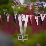 Der offizielle "VE Day", der Tag des Sieges in Europa, ist in Großbritannien der 8. Mai 1945. Er ist dort kein nationaler Feiertag und wird nur zu runden Jahrestagen gefeiert – so auch 2025 zum 80. Jubiläum. Bereits am 5. Mai zelebrierte das Land eine Militärparade in London, bei der auch die königliche Familie anwesend war. Die Worte des damaligen Premierministers Winston Churchill wurden verlesen und Militärflugzeuge und die "Red Arrows" flogen über die Stadt. Am Nachmittag lud König Charles III. Veteranen zu einer Teeparty in den Buckingham Palace ein. Für den 8. Mai sind ein Gottesdienst in der Westminster Abbey und ein großes Konzert vorgesehen. Die Pubs dürfen länger geöffnet bleiben. Das ganze Land solle zusammenkommen, um der Opfer zu gedenken, die die Kriegsgeneration gebracht habe, und um Frieden und Freiheit zu feiern, erklärt Premierminister Keir Starmer