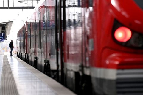 Regionalzug in Bahnhof