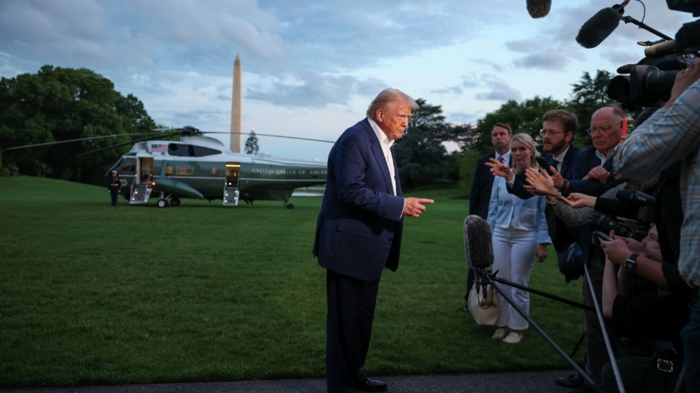 US-Präsident Trump spricht mit Reportern