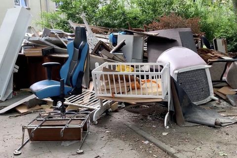 Ein Essener Vorhof versinkt unter Müll