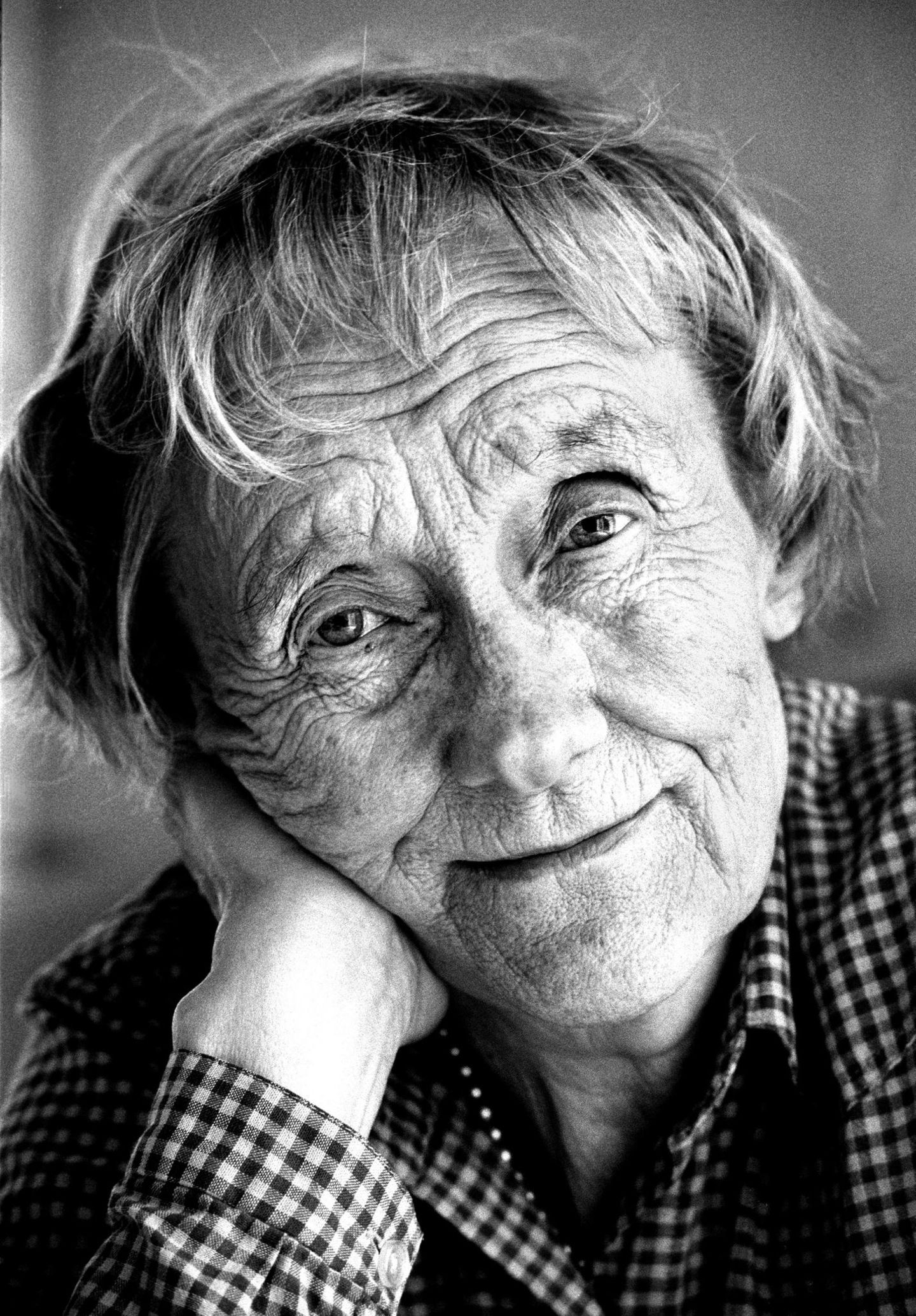 Ein Potrait von Astrid Lindgren im Alter, sie stützt den Kopf auf ihre rechte Hand und blickt in die Kamera