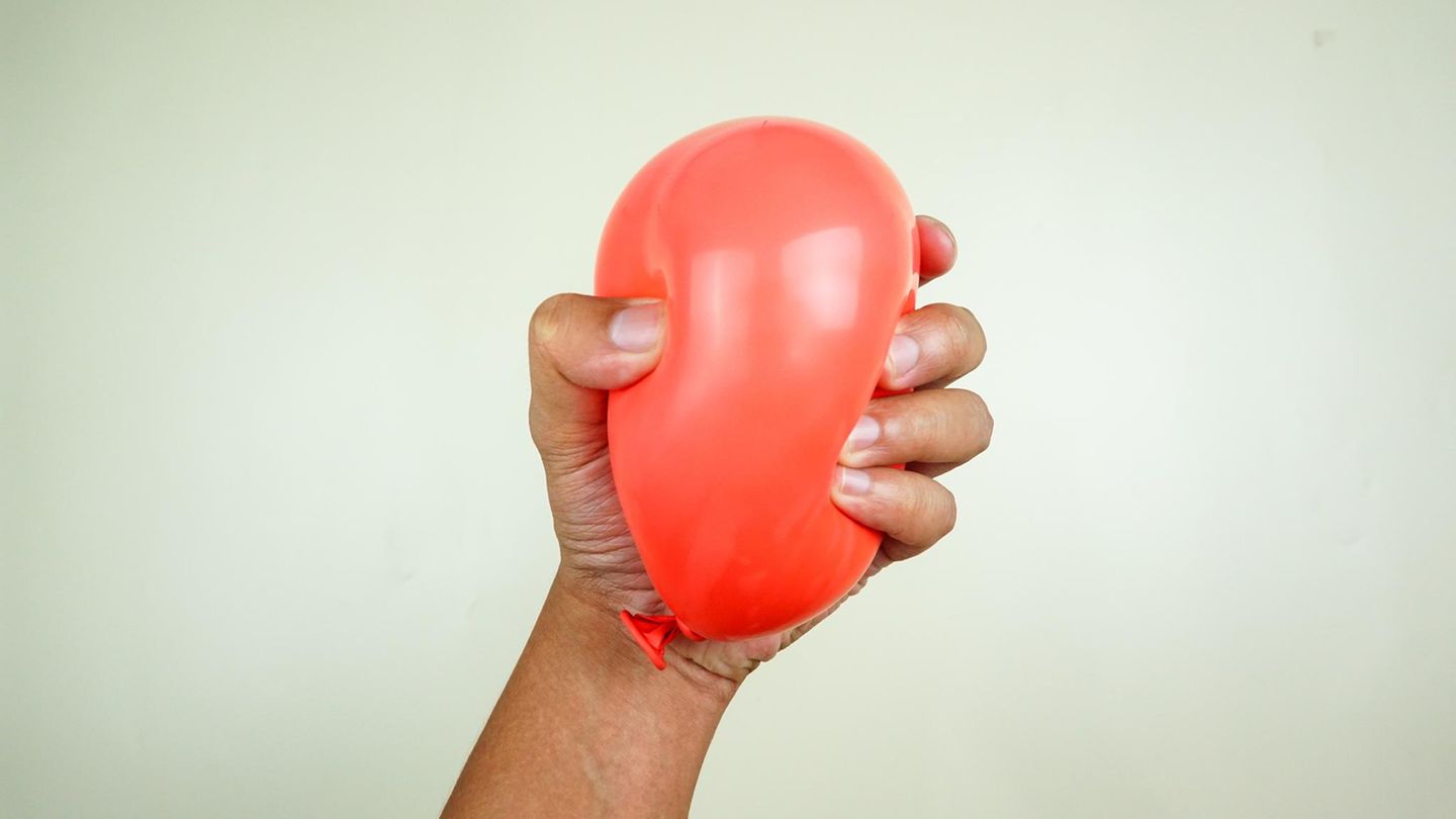 Ballon wird in der Hand gehalten