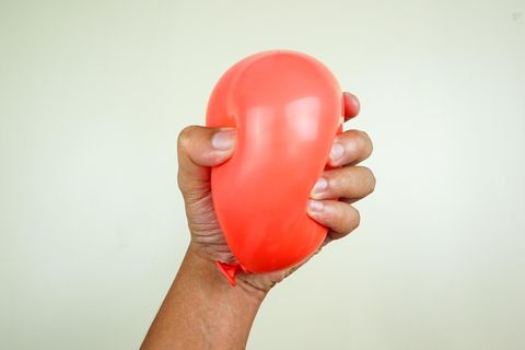 Ballon wird in der Hand gehalten