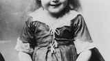 Astrid Lindgren als Kind mit langen Haaren und im Kleid
