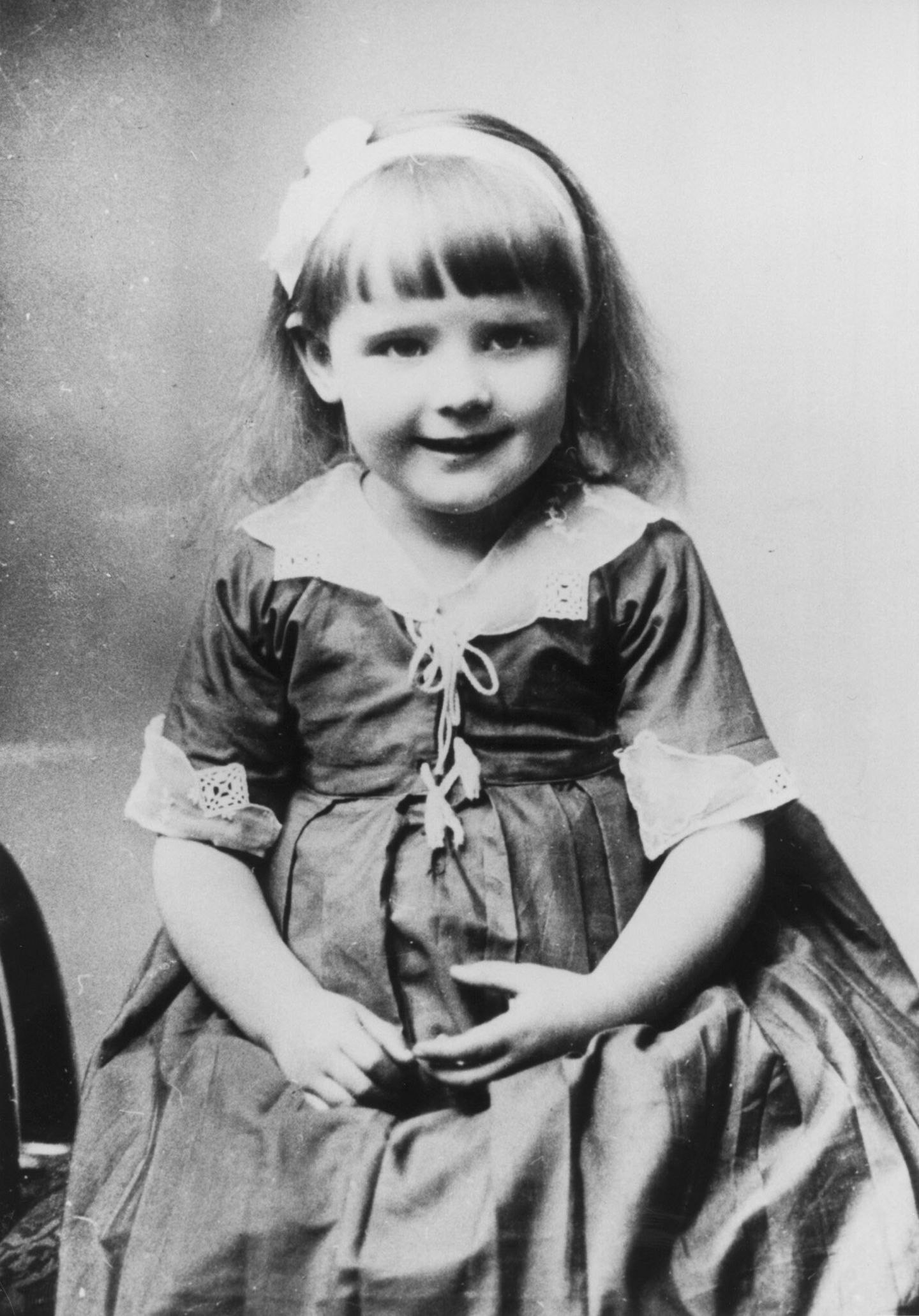 Astrid Lindgren als Kind mit langen Haaren und im Kleid