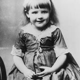 Astrid Lindgren als Kind mit langen Haaren und im Kleid