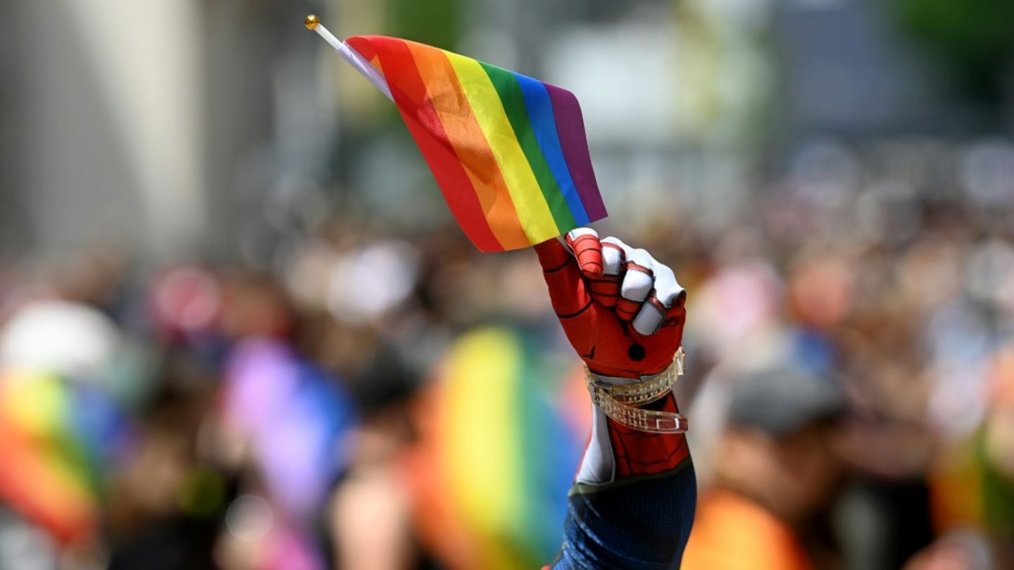 Mann mit Regenbogenflagge