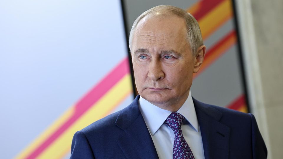 Experte zu Einblick in Kremlwohnung: "Wollte zeigen: 'Ich bin einer von euch'" Wladimir Putin bei einem Besuch im Museum von Poklonnaya Hill