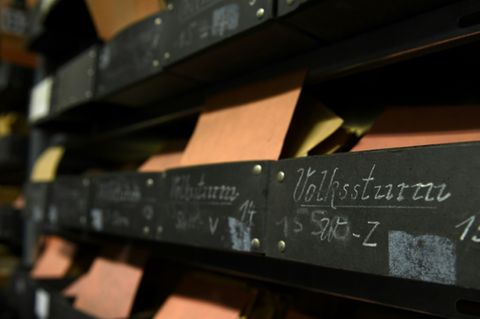 Karteikarten in Sucharchiv von Rotem Kreuz
