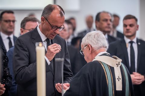 Konfession katholisch: Fast-Kanzler Friedrich Merz empfängt die Kommunion beim Requiem für den verstorbenen Papst Franziskus in der St. Hedwigs-Kathedrale     