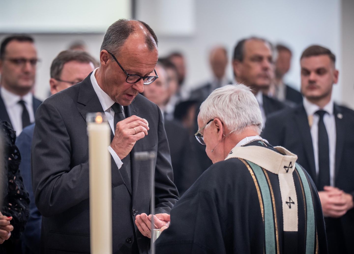 Konfession katholisch: Fast-Kanzler Friedrich Merz empfängt die Kommunion beim Requiem für den verstorbenen Papst Franziskus in der St. Hedwigs-Kathedrale     