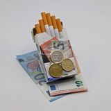 Eine mit Geld gefüllte Zigarettenschachtel