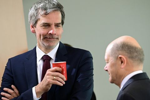 Hebestreit (l.) und Scholz