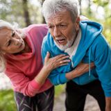 Ein Mann hält von seiner Frau gestützt die Hand an den Brustkorb