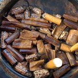 Im wasser aufgeweichte Zigarettenkippen