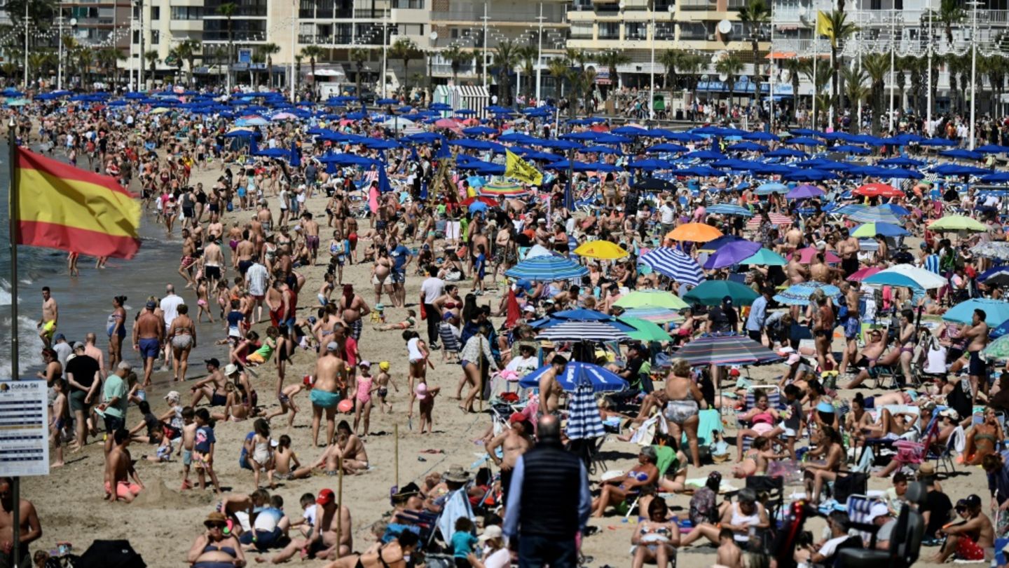 Besucher am Strand Levante in Benidorm
