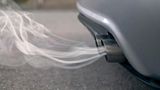 Rauch kommt aus dem Auspuff eines Autos