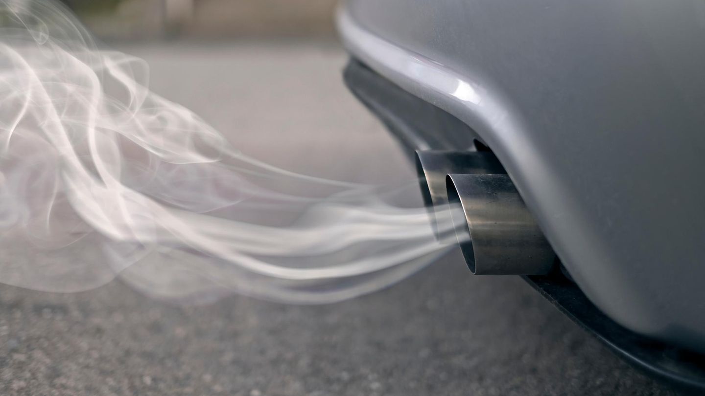 Rauch kommt aus dem Auspuff eines Autos