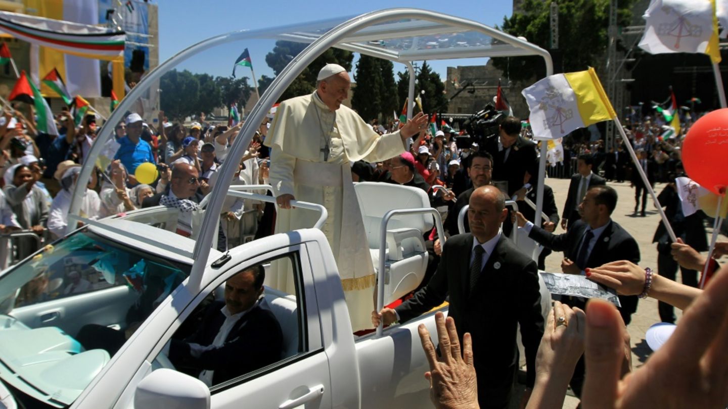 Papst Franziskus im Papamobil bei Besuch in Bethlehem 2014
