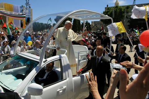 Papst Franziskus im Papamobil bei Besuch in Bethlehem 2014