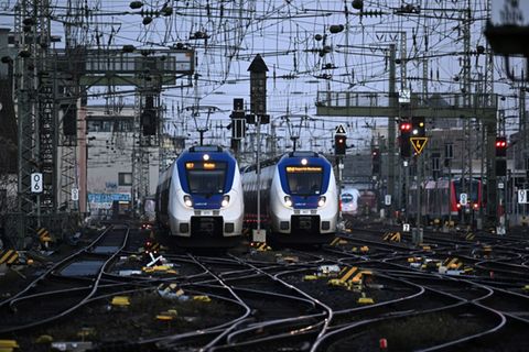 Züge an Bahnhof