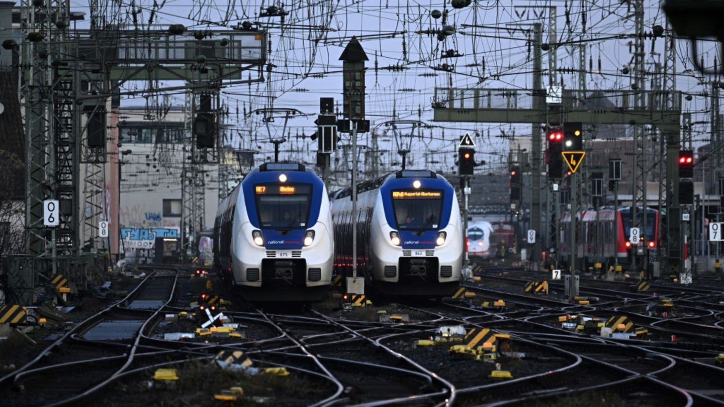 Züge an Bahnhof