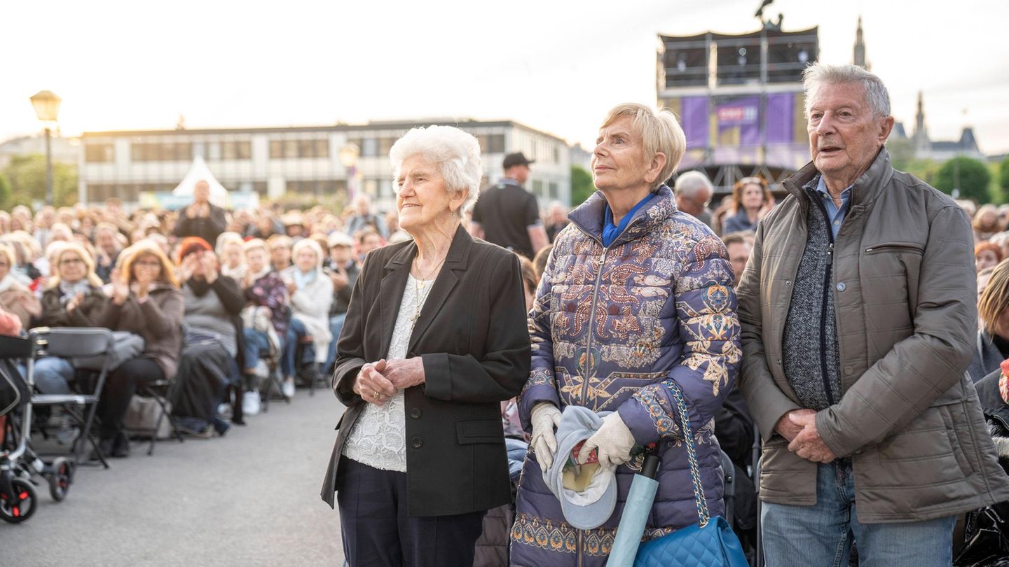 In Österreich feiert man nicht den "Tag der Befreiung" oder den "Tag des Sieges", sondern das "Fest der Freude". Seit 2013 organisiert das Mauthausen Komitee Österreich – ein gemeinnütziger Verein, der an die Verbrechen des NS-Regimes erinnert – gemeinsam mit der Israelitischen Kultusgemeinde am 8. Mai in Wien das Fest. Dort feiern Zeitzeugen und Besucher mit Musik die Wiedergründung der Republik Österreich und gedenken der Opfer der Nazi-Herrschaft. Neben dem "Fest der Freude" erinnert Österreich am 5. Mai mit einem nationalen Gedenktag gegen Gewalt und Rassismus an die Opfer des Nationalsozialismus und an die Befreiung des Konzentrationslagers Mauthausen