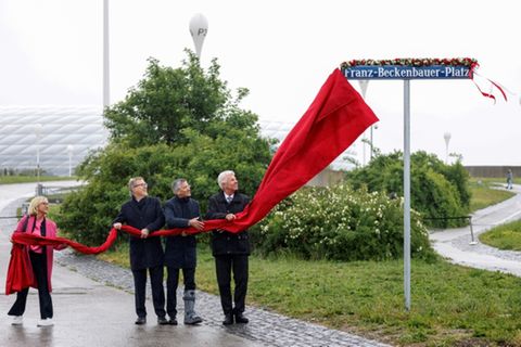 Enthüllung des Straßenschilds am Montag