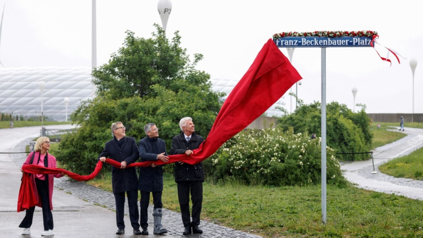 Enthüllung des Straßenschilds am Montag