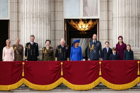 Königsfamilie beobachtet vom Balkon des Buckingham-Palasts die Parade