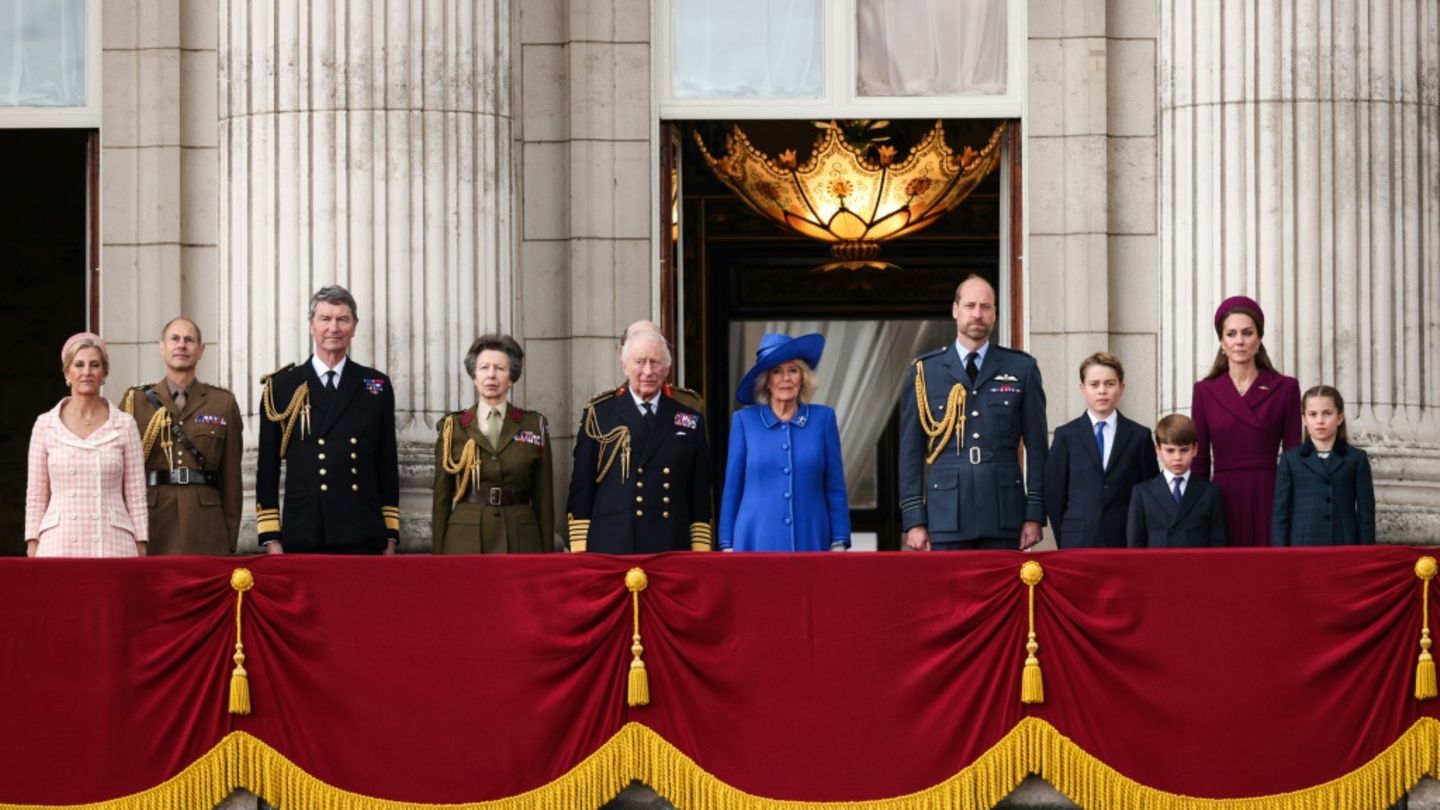 Königsfamilie beobachtet vom Balkon des Buckingham-Palasts die Parade