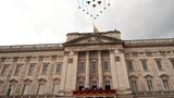 Da sind sie ja! Die Royal Air Force überfliegt beim Fly-over über die Stadt auch den Buckingham Palace mit den wartenden Royals
