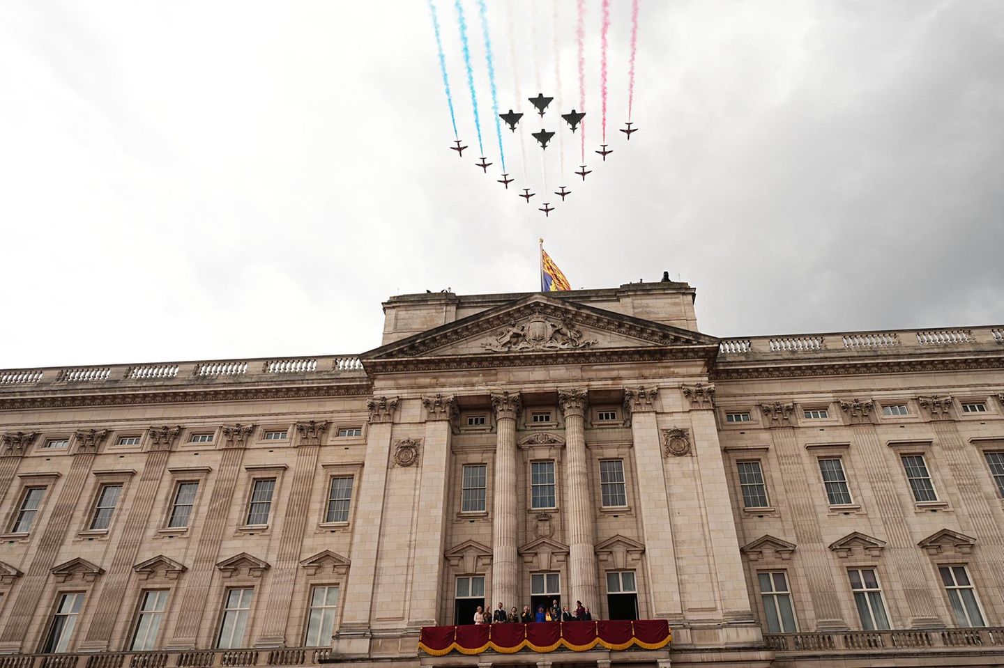 Da sind sie ja! Die Royal Air Force überfliegt beim Fly-over über die Stadt auch den Buckingham Palace mit den wartenden Royals