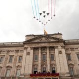 Da sind sie ja! Die Royal Air Force überfliegt beim Fly-over über die Stadt auch den Buckingham Palace mit den wartenden Royals