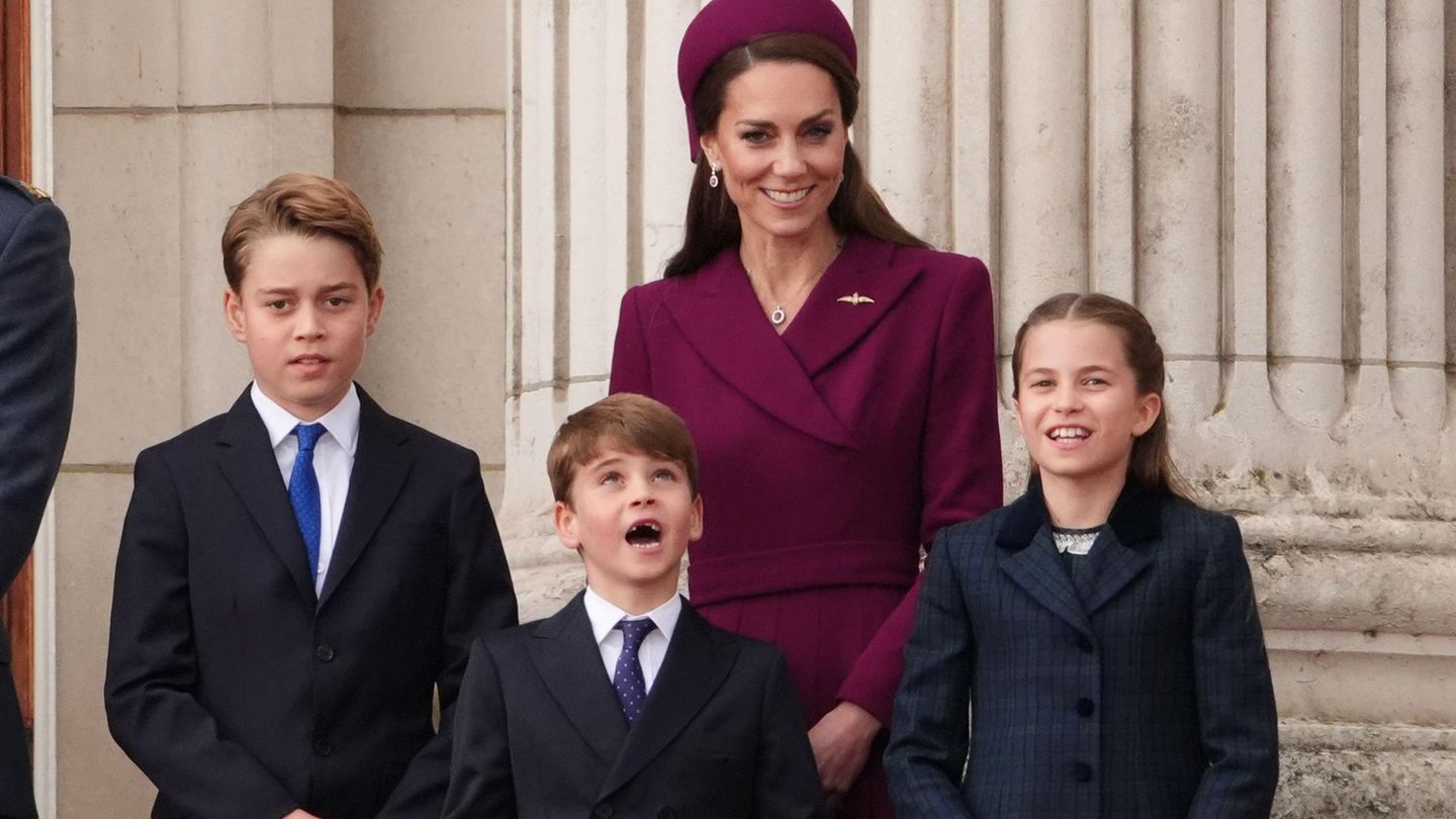 Veterans Day: Prinz Louis (Mitte), der erst kürzlich seinen siebten Geburtstag feierte, gilt im Internet ob seiner Gesichtsausdrücke als Meme-Gott. Auch diesmal enttäuschte der jüngste Spross der Königsfamilie nicht. Mehr dazu lesen Sie hier Prinz Louis (Mitte), der erst kürzlich seinen siebten Geburtstag feierte, gilt im Internet ob seiner Gesichtsausdrücke als Meme-Gott. Auch diesmal enttäuschte der jüngste Spross der Königsfamilie nicht. Mehr dazu lesen Sie hier