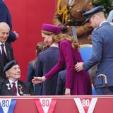 Prinzessin Kate und Prinz William mit Bernard Mogan. Der 101-Jährige ist einer der noch letzten lebenden Weltkriegsveteranen