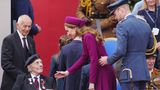 Prinzessin Kate und Prinz William mit Bernard Mogan. Der 101-Jährige ist einer der noch letzten lebenden Weltkriegsveteranen