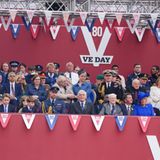 Royale Bandbreite: Auf der Ehrentribüne nehmen König Charles (Dritter von rechts) und weitere Mitglieder der Königsfamilie Platz neben Veteranen , die im Zweiten Weltkrieg gedient haben. Königin Elizabeth hatte einst in einem Interview erzählt, dass sie sich am 8. Mai 1945, dem Tag des Kriegsendes in Europa, nach der Feier auf dem Balkon im Buckingham Palace als Prinzessin unerkannt unter die Zehntausenden Feiernden auf der Straße gemischt hatte