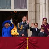 Ein Gruß aus dem Buckingham Palace: König Charles, Königin Camilla, Prinz William, Prinz George, Prinz Louis, Prinzessin Kate und Prinzessin Charlotte winken vom festlich geschmückten Balkon. Die Feierlichkeiten zum 80. Jahrestag des Siegs über Nazi-Deutschland eröffneten die Royals mit einer großen Militärparade. Zehntausende Schaulustige waren zum Palast gekommen